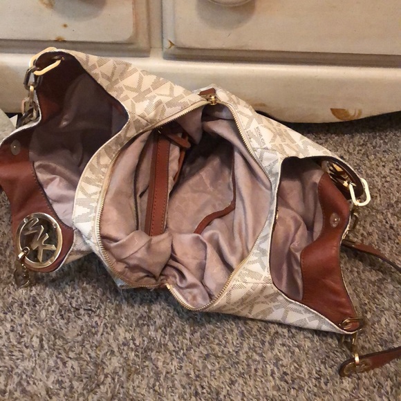 Michael kors cream purse basically brand new! - Picture 5 of 8